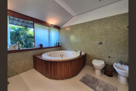 Casa de condomínio à venda com 800m², 4 quartos e 3 vagasBanheiro da Suíte 4