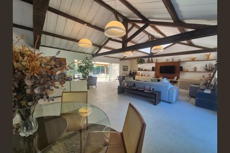 Sala de casa de condomínio à venda com 4 quartos, 800m² em Barra da Tijuca, Rio de Janeiro