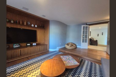 Casa de condomínio à venda com 800m², 4 quartos e 3 vagasSala de tv