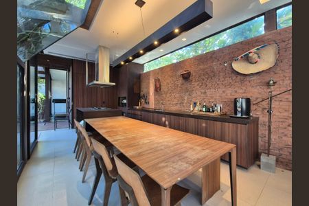 Casa de condomínio à venda com 800m², 4 quartos e 3 vagasVaranda gourmet