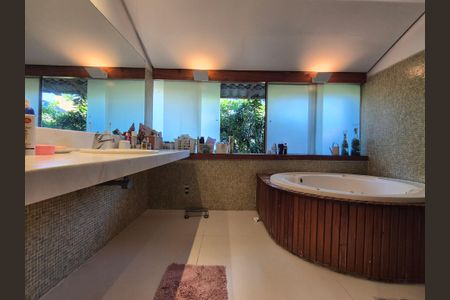 Casa de condomínio à venda com 800m², 4 quartos e 3 vagasBanheiro da Suíte 4