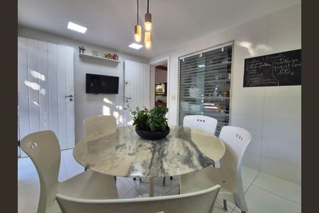 Casa de condomínio à venda com 800m², 4 quartos e 3 vagasCopa