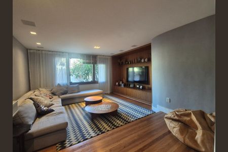 Casa de condomínio à venda com 800m², 4 quartos e 3 vagasSala de tv