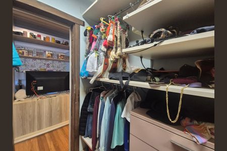 Casa de condomínio à venda com 800m², 4 quartos e 3 vagasCloset da suíte 2