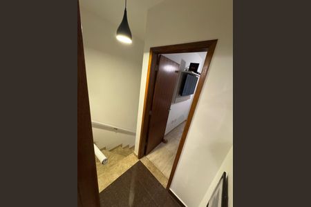 Casa de condomínio à venda com 62m², 2 quartos e 1 vaga Casa de condomínio à venda com 62m², 2 quartos e 1 vagaEscada