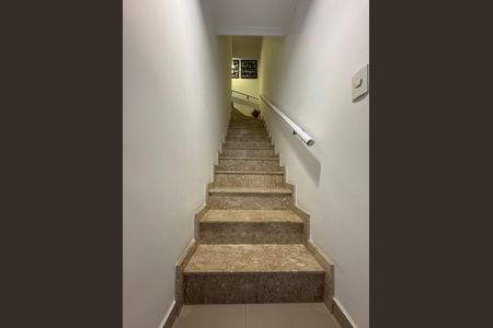 Casa de condomínio à venda com 62m², 2 quartos e 1 vaga Casa de condomínio à venda com 62m², 2 quartos e 1 vagaEscada