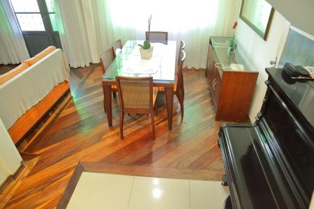 Casa à venda com 179m², 4 quartos e 2 vagasSala