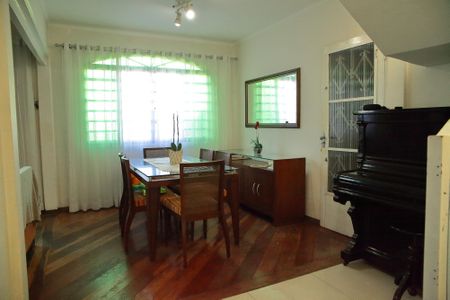 Casa à venda com 179m², 4 quartos e 2 vagasSala