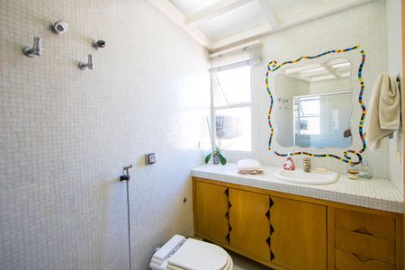 Apartamento à venda com 320m², 4 quartos e 2 vagasBanheiro do quarto 2