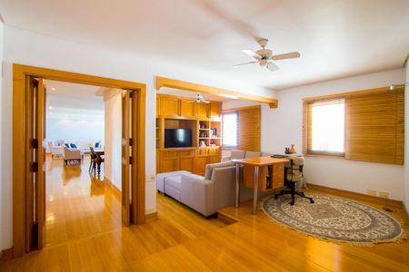 Apartamento à venda com 320m², 4 quartos e 2 vagasSala de TV