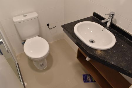 Banheiro de kitnet/studio para alugar com 1 quarto, 24m² em Centro, Curitiba