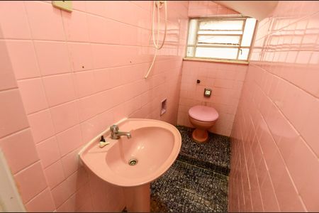 Casa de condomínio à venda com 250m², 4 quartos e 2 vagasLavabo