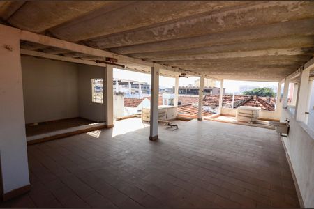 Casa de condomínio à venda com 250m², 4 quartos e 2 vagasTerraço