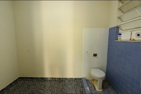 Casa de condomínio à venda com 250m², 4 quartos e 2 vagasBanheiro de Serviço