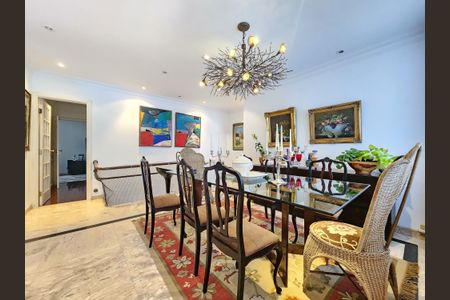 Casa à venda com 241m², 4 quartos e 3 vagasSala