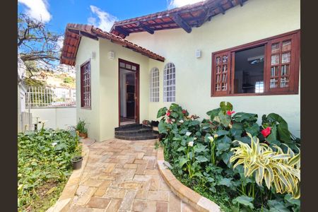Casa à venda com 241m², 4 quartos e 3 vagasFachada