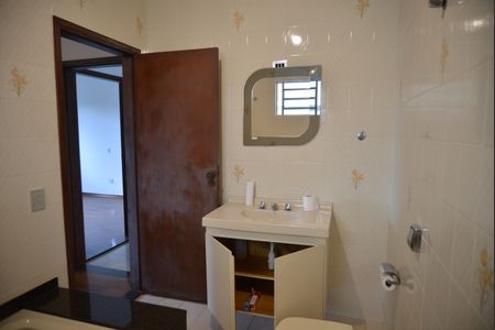 Casa à venda com 240m², 3 quartos e 2 vagasBanheiro da Suíte