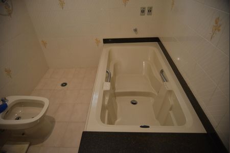 Casa à venda com 240m², 3 quartos e 2 vagasBanheiro da Suíte