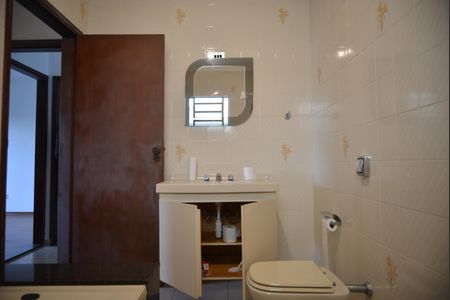 Casa à venda com 240m², 3 quartos e 2 vagasBanheiro da Suíte