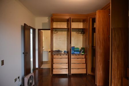 Casa à venda com 240m², 3 quartos e 2 vagasSuíte