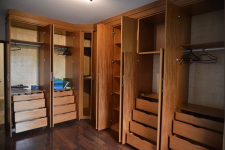 Casa à venda com 240m², 3 quartos e 2 vagasSuíte