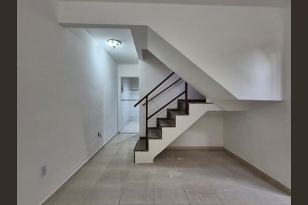 Casa de condomínio à venda com 120m², 2 quartos e 1 vagaEscada