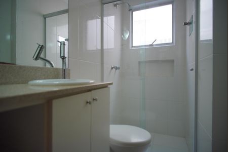 Banheiro de apartamento à venda com 1 quarto, 48m² em Petrópolis, Porto Alegre