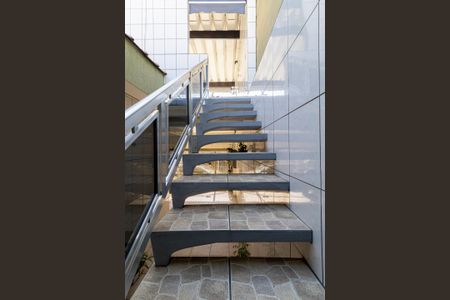 Casa à venda com 120m², 2 quartos e 2 vagas Casa à venda com 120m², 2 quartos e 2 vagasEscada