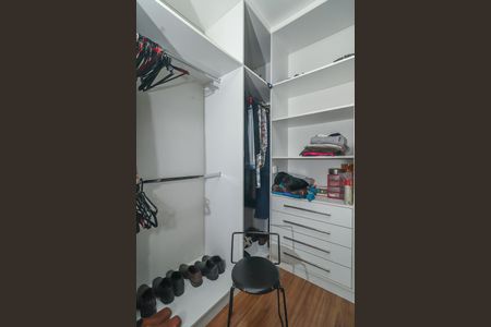 Casa de condomínio à venda com 220m², 3 quartos e sem vagaCloset da suíte