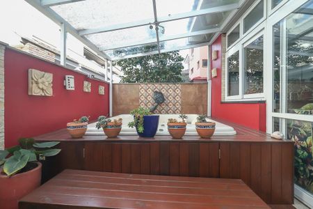 Casa de condomínio à venda com 220m², 3 quartos e sem vagaFundos