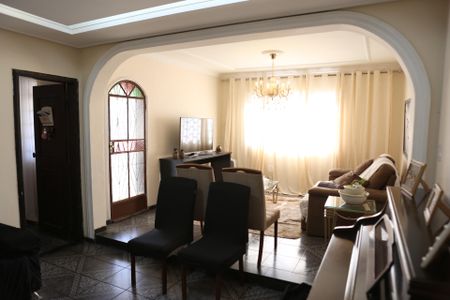 Casa para alugar com 300m², 5 quartos e 3 vagasSala