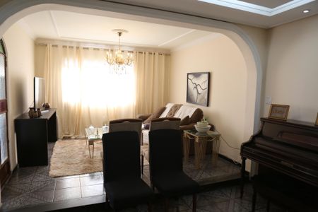 Casa para alugar com 300m², 5 quartos e 3 vagasSala