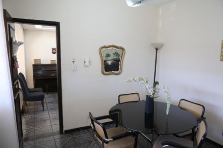 Casa para alugar com 300m², 5 quartos e 3 vagasSala