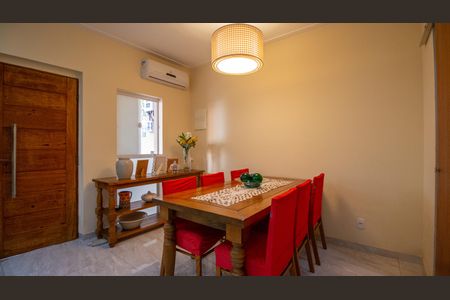 Casa à venda com 160m², 4 quartos e sem vaga Casa à venda com 160m², 4 quartos e sem vagaSala