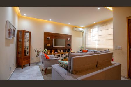 Casa à venda com 160m², 4 quartos e sem vaga Casa à venda com 160m², 4 quartos e sem vagaSala