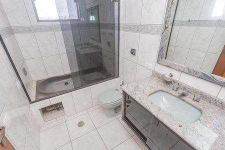 Casa à venda com 410m², 4 quartos e 8 vagasBanheiro da Suíte 4