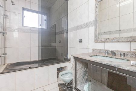 Casa à venda com 410m², 4 quartos e 8 vagasBanheiro da Suíte