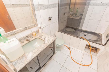 Casa à venda com 410m², 4 quartos e 8 vagasBanheiro da Suíte 2