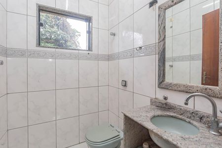 Casa à venda com 410m², 4 quartos e 8 vagasBanheiro de serviço