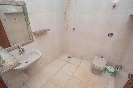 Casa à venda com 410m², 4 quartos e 8 vagasBanheiro de Serviço