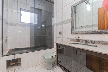 Casa à venda com 410m², 4 quartos e 8 vagasBanheiro da Suíte 4