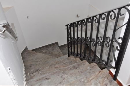 Casa à venda com 280m², 6 quartos e sem vagaEscada Entrada