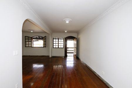 Casa para alugar com 300m², 4 quartos e 2 vagasSala