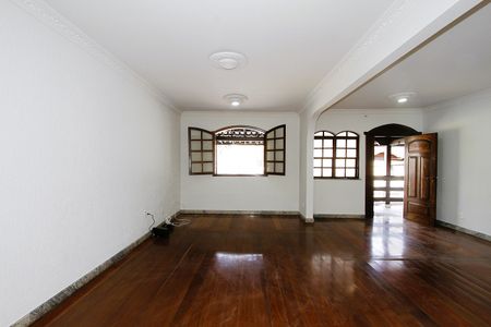 Casa para alugar com 300m², 4 quartos e 2 vagasSala