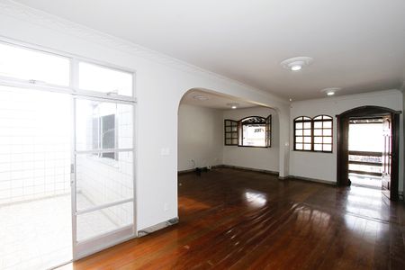 Casa para alugar com 300m², 4 quartos e 2 vagasSala