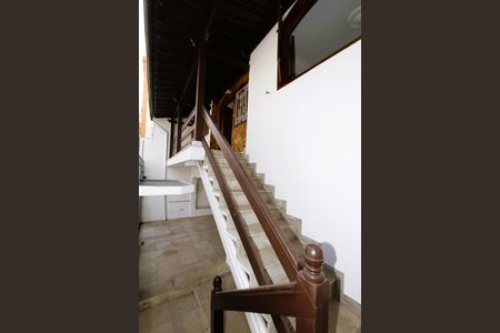 Casa para alugar com 300m², 4 quartos e 2 vagasEscada