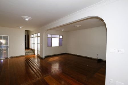 Casa para alugar com 300m², 4 quartos e 2 vagasSala