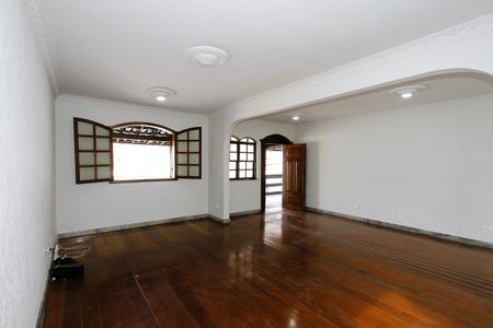 Casa para alugar com 300m², 4 quartos e 2 vagasSala