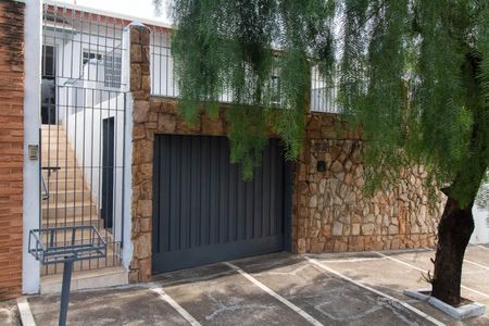 Casa à venda com 200m², 3 quartos e 4 vagas Casa à venda com 200m², 3 quartos e 4 vagasFachada