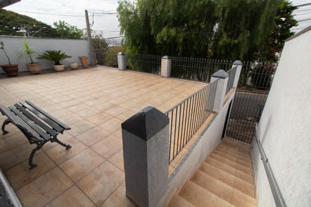 Casa à venda com 200m², 3 quartos e 4 vagas Casa à venda com 200m², 3 quartos e 4 vagasÁREA EXTERNA FRENTE